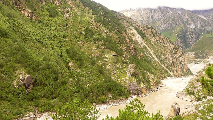 Yarlung Tsangpo in engem Tal - Zentral-Tibet: Landschaft