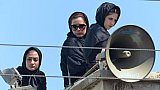 Iranische Frauen beobachten den Ashoura-Festzug  - Nord-Iran: Land und Leute