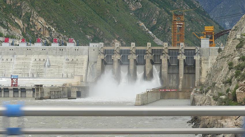 Staustufe am Yarlung Tsangpo Fluss - Zentral-Tibet: Landschaft