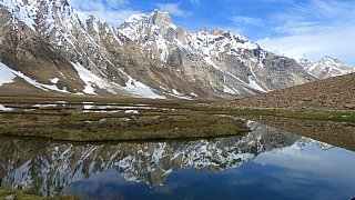 Schneebedeckte Berge spiegeln sich im glasklarren See - Zanskar: Landschaft