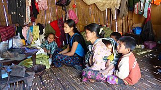Chiin-Damen mit Kindern beim Filmschauen - West-Myanmar: Land und Leute