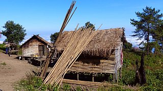 Einfache H&uuml;tten im Chin-Dorf am Mt. Victoria - West-Myanmar: Land und Leute
