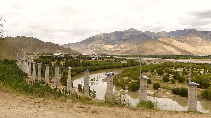 Bahntrasse im Yarlung Tsangpo Tal - Zentral-Tibet: Landschaft