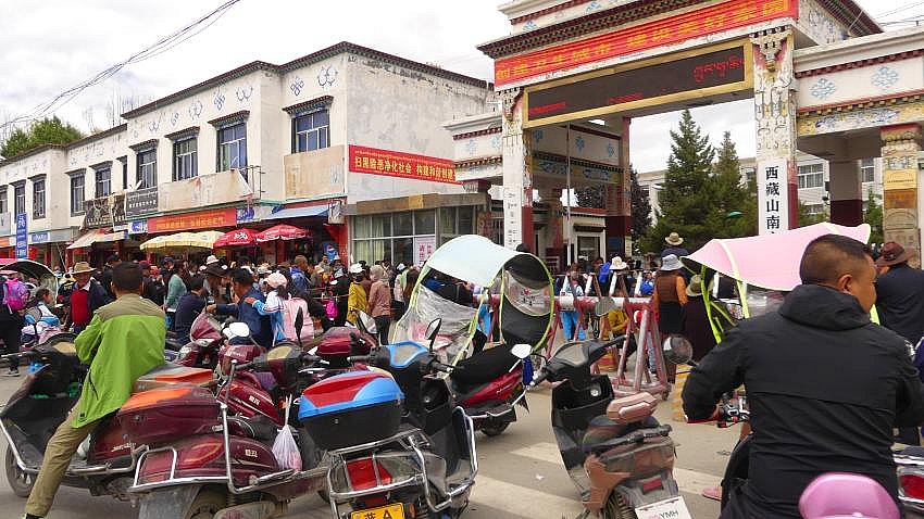 Lebhaftes Treiben auf der Stra&szlig;e von Tsetang - Zentral-Tibet: Land und Leute