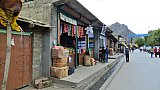 Gesch&auml;ftige Hauptstra&szlig;e von Sankul im Suru-Tal - Zanskar: Land und Leute