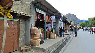 Gesch&auml;ftige Hauptstra&szlig;e von Sankul im Suru-Tal - Zanskar: Land und Leute