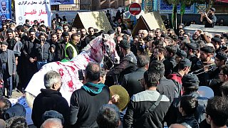 Blutbespritztes Pferd als Darsteller der Schlacht von Kerbala - Nord-Iran: Land und Leute