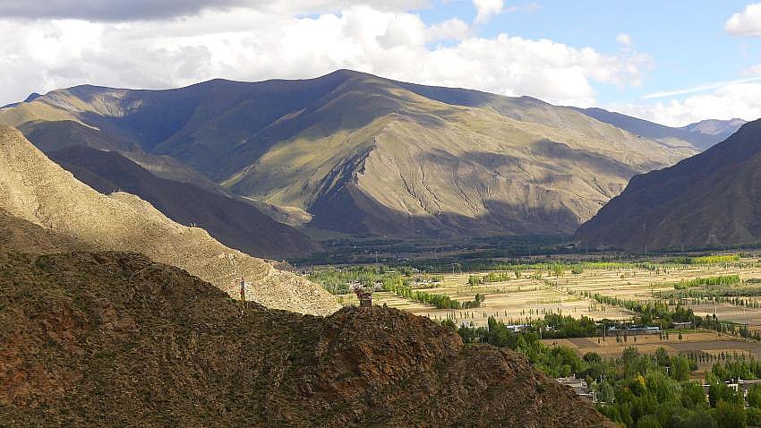 Blick &uuml;ber das umliegende Tal vom Yambulakhang - Zentral-Tibet: Landschaft
