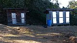 Gemeinschaftstoiletten und Gemeinschaftsduschen im Aye Camp - West-Myanmar: Essen & Schlafen