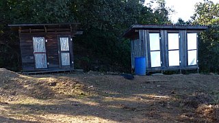 Gemeinschaftstoiletten und Gemeinschaftsduschen im Aye Camp - West-Myanmar: Essen & Schlafen