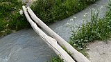 Improvisierte Br&uuml;cke &uuml;ber einen Bach - IND-Blog-Bilder