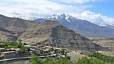 Bergdorf vor grandiosen Bergen - Ladakh: Landschaft