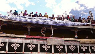 Neues Dach f&uuml;r den Thongdral Tempel - Zentral-Tibet: Land und Leute
