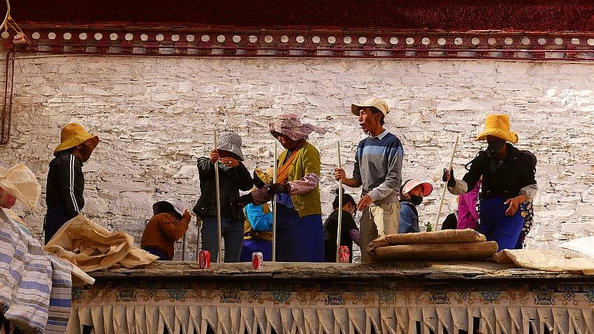 Stampfen des Daches des Thongdral Tempels - Zentral-Tibet: Land und Leute
