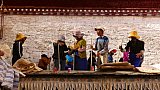 Stampfen des Daches des Thongdral Tempels - Zentral-Tibet: Land und Leute