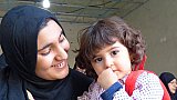 Iraneerin mit ihrer Tochter auf dem Ashoura-Fest in Ardebil - Nord-Iran: Land und Leute