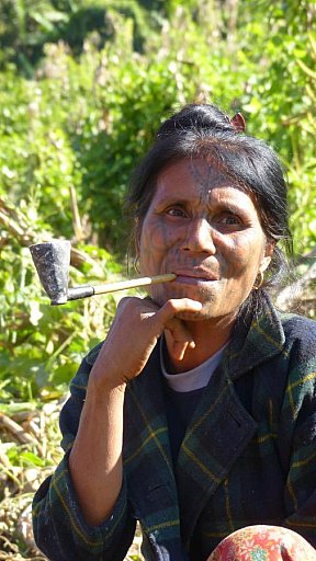 Chin-Dame mit Pfeife - West-Myanmar: Land und Leute