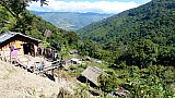 Weiter Blick &uuml;ber das Dorf und die Chin-Berge - West-Myanmar: Land und Leute