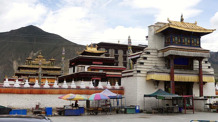 Eingangstor zum Klostergel&auml;nde in Samye - Zentral-Tibet: Sehensw&uuml;rdigkeiten