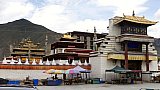 Eingangstor zum Klostergel&auml;nde in Samye - Zentral-Tibet: Sehensw&uuml;rdigkeiten
