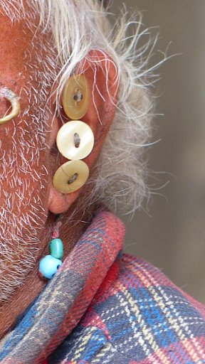 Typischer Ohrschmuck der M&auml;nner vom Volk der Dah - Ladakh: Land-und-Leute