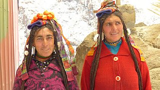 Zwei Damen vom Volk der Dah - Ladakh: Land-und-Leute