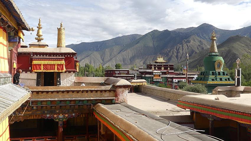 Blick von der ersten Etage des Haupttempels - Zentral-Tibet: Sehensw&uuml;rdigkeiten