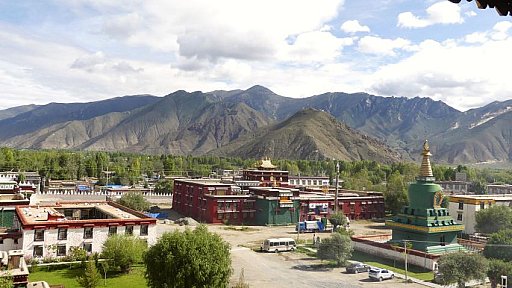 Der gr&uuml;ne ist einer von vier Chorten, die das Kloster Samye umgeben - Zentral-Tibet: Sehensw&uuml;rdigkeiten