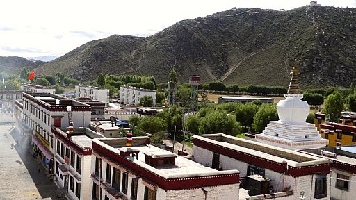 Der wei&szlig;e Tsch&ouml;rten des Samye Klosters - Zentral-Tibet: Sehensw&uuml;rdigkeiten