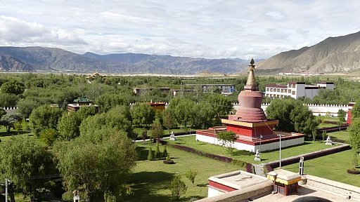 Der rote Chorten des Samye Klosters - Zentral-Tibet: Sehensw&uuml;rdigkeiten