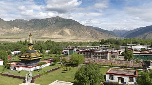 Schwarzer Chorten des Samye Klosters - Zentral-Tibet: Sehensw&uuml;rdigkeiten