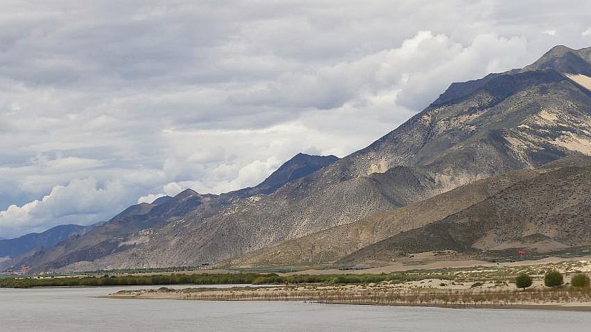 Bergr&uuml;cken entlang des Yarlung Tsangpo-Flusses - Zentral-Tibet: Landschaft