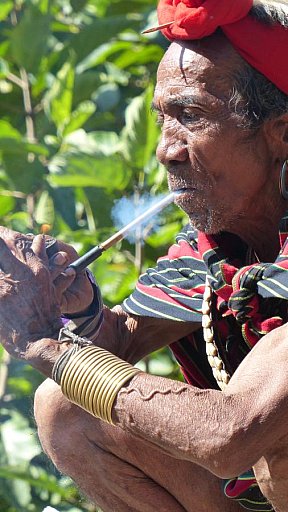 Pfeife rauchender Chin-Mann - West-Myanmar: Land und Leute