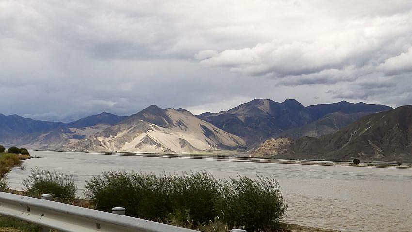 Landschaft entlang des Yarlung Tsangpo Flusses - Zentral-Tibet: Landschaft