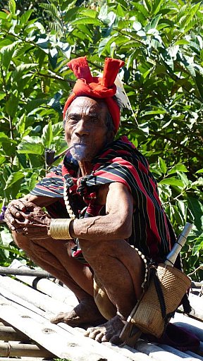 Chin-Mann in traditioneller Tracht - West-Myanmar: Land und Leute