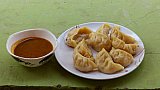 Momos mit pikanter Sauce - Ladakh: Essen & Schlafen