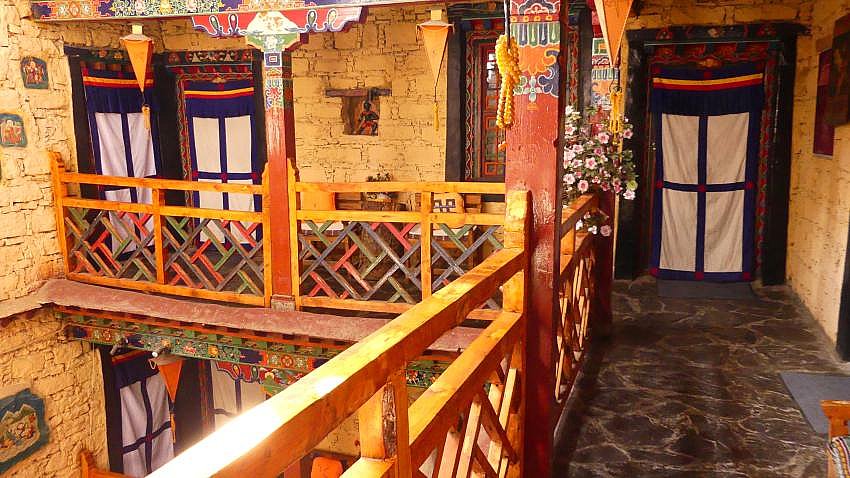 Innenhof im Shambala Palace Hotel - Zentral-Tibet: Essen & Schlafen