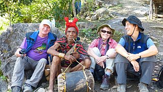 Gruppenfoto mit Chin-Mann - West-Myanmar: Land und Leute