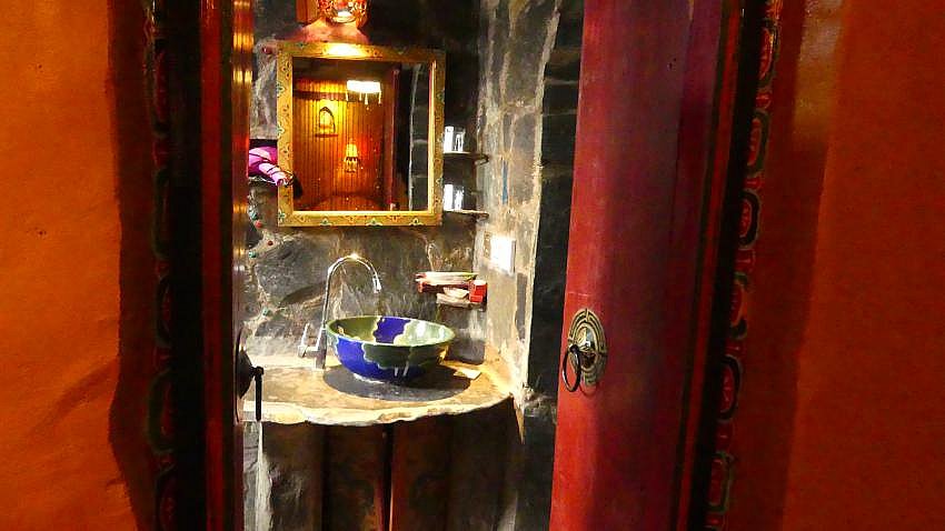 Badezimmer im Shambala Palace Hotel - Zentral-Tibet: Essen & Schlafen