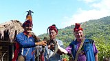 Sai und Uwe mit dem traditionellen Kopf-Schmuck der Chin-M&auml;nner - West-Myanmar: Land und Leute