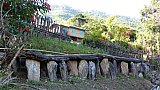 Gedenkfriedhof am Rande eines Chin-Dorfes - West-Myanmar: Land und Leute