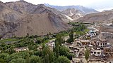 Dorf Lamayuru in wilder Berglandschaft - Ladakh: Landschaft