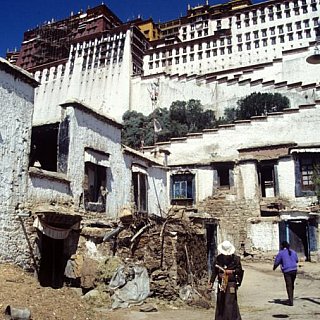 Tibetische H&auml;user am Potala in Lhasa - Zentral-Tibet: Sehensw&uuml;rdigkeiten
