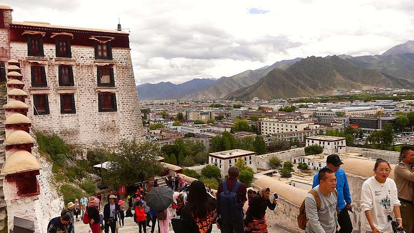 Aufgang zum Potala Palast in Lhasa - Zentral-Tibet: Sehensw&uuml;rdigkeiten