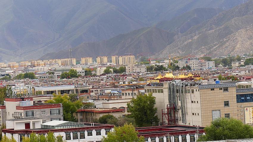 Blick &uuml;ber Lhasa vom Potala Palast - Zentral-Tibet: Sehensw&uuml;rdigkeiten