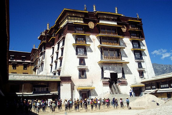 1992 - Gro&szlig;er Innenhof im Potala - Zentral-Tibet: Sehensw&uuml;rdigkeiten