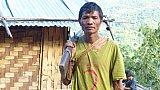 Chin mit seinem Jagdgewehr - West-Myanmar: Land und Leute