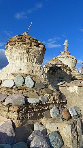 Chorten am Lamayuru Kloster mit Manisteinen - Ladakh: Sehensw&uuml;rdigkeiten