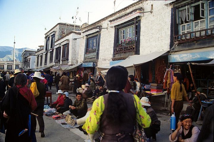1992 - Altstadtgasse in Lhasa - Zentral-Tibet: Sehensw&uuml;rdigkeiten