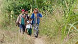 Morgentlicher Weg zur Feldarbeit - West-Myanmar: Land und Leute